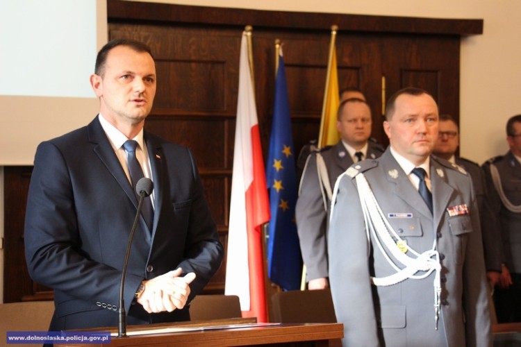Wrocław: 56 nowych policjantów ślubowało strzec bezpieczeństwa Państwa i jego obywateli  [ZDJĘCIA], Dolnośląska Policja